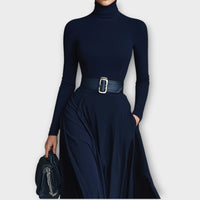 Robe à col montant bleu nuit avec ceinture à boucle argentée et jupe froncée