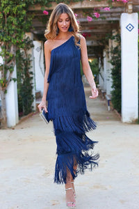 Robe longue bleu marine à franges, décolleté asymétrique et bretelle fine, coupe fluide.