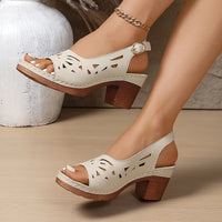 Sandales à talon carré beige clair, brides ajourées, boucle ovale et talon brun