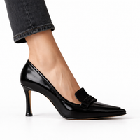 Escarpins élégants noirs en cuir verni, bout pointu, talon fin, bride à nœud.