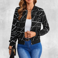 Veste noire à motif géométrique, fermeture zippée, col ouvert, poignets côtelés.