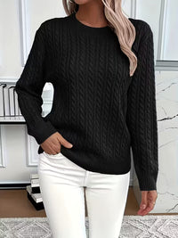 Pull en maille ajourée noir, col rond, manches longues en torsades.