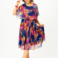 Robe courte en mousseline imprimée bleu et magenta, taille marquée et manches volantes