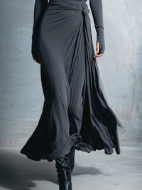 Robe longue gris foncé drapée, nœud latéral et jupe ample