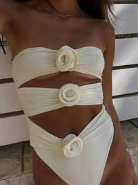 Maillot de bain une pièce beige à bandeau, fleurs en relief sur le buste et le ventre
