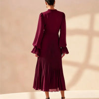 Robe élégante plissée bordeaux, encolure haute, manches longues évasées et volants