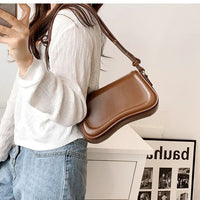 Sac à main à rabat ondulé et bandoulière, cuir vegan marron, fermoir à bouton