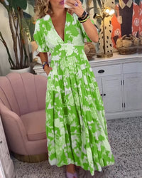 Robe longue verte à col en V, vue de côté, manches bouffantes, imprimé floral.
