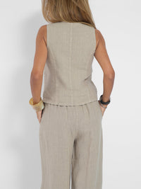 Ensemble gilet boutonné ivoire vu de dos, sans manches, pantalon fluide