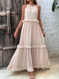 Robe longue blanche évasée, encolure ronde sans manches, volants horizontaux