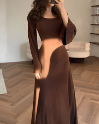 Robe longue en maille côtelée marron foncé, manches longues, fente au bas