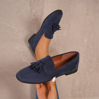 Chaussures de marche bleu marine en daim, nœud frangé et intérieur caramel visible