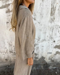Ensemble deux pièces beige : tunique boutonnée à manches longues, coupe ample