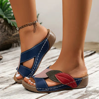Sandales à enfiler bleu marine, semelle marron, empiècement rouge et rose