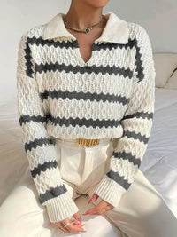 Pull à rayures crème et noir, encolure fendue, maille ajourée, manches longues.
