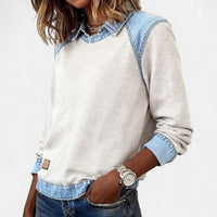 Pull à col chemise beige avec empiècement denim aux poignets et petite étiquette en cuir