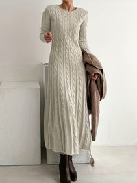 Robe tricotée longue beige, col rond, manches longues, motif torsadé vertical.