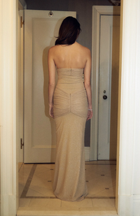 Robe longue nude pailleté vue de dos, bustier bandeau et drapés au niveau des hanches