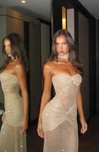 Robe longue bustier cœur sans bretelles, tissu nude à paillettes, silhouette près du corps