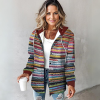Cardigan à capuche rayé multicolore, maille avec boutons, finitions bordeaux aux manches.