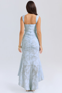 Robe longue bleu layette vue de dos, bretelles fines et jupe évasée en dentelle