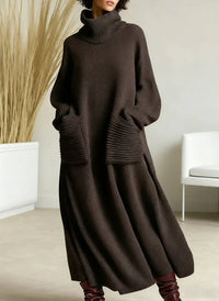 Robe longue en maille foncée à col roulé et poches plaquées