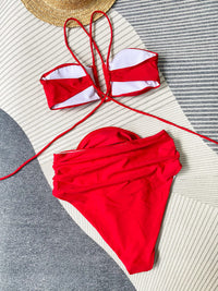 Bikini rouge à bretelles fines et nœud, haut et bas taille haute avec plis