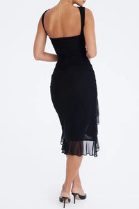 Robe fourreau noire dos nu, sans manches, fronces et ourlet volanté en tulle