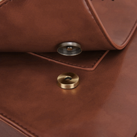 Sac en cuir café/cognac, bouton pression et coutures sur rabat intérieur