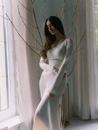 Robe longue ivoire à manches longues, encolure décolleté et ceinture nouée