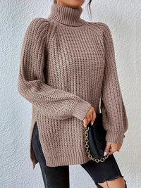 Pull col roulé en maille côtelée beige, devant avec coutures, manches longues.