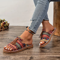 Sandales orthopédiques à motifs patchwork rouges, pompons et brides tressées