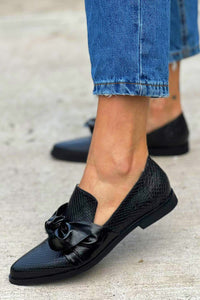 Mocassin noir Orla™ à nœud, empeigne texturée, vue latérale