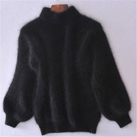 Pull ample en laine tricotée noir, col montant, manches longues, tricot épais côtelé.
