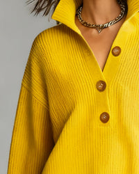Pull jaune à col en V avec boutons marron, texture maille fine en détail