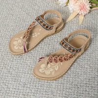 Sandales orthopédiques beiges à broderies florales et bride décorative, bout ouvert.