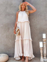 Robe longue blanche sans manches avec volants superposés, détail encolure froncée