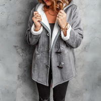 Manteau en polaire gris à brandebourgs, doublure sherpa au col et fermeture à pattes
