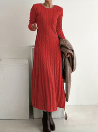 Robe tricotée longue rouge, col rond, manches longues, motif torsadé.