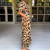Robe longue imprimé léopard crème, vue de profil, manches courtes, longueur maxi, taille coulissée