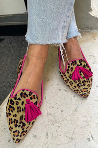 Chaussures plates imprimé léopard marron et bord rose fuchsia, franges pompon