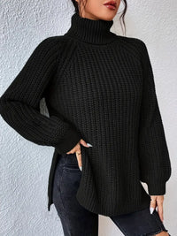 Pull col roulé noir en maille texturée, épaules tombantes, poignets côtelés, ourlet fendu