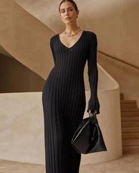 Robe midi en maille noire près du corps, encolure en V et manches longues