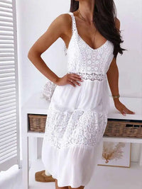 Robe midi blanche sans manches à encolure cœur et empiècements en dentelle.