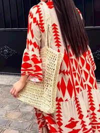 Robe-chemise rouge et écru à motifs géométriques, manches longues, bas volanté.