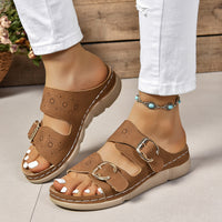 Sandales orthopédiques marron à brides avec boucles, semelle épaisse, bout ajouré.