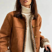 Veste en peau lainée brune, surpiqûres et patte, col montant en fausse fourrure