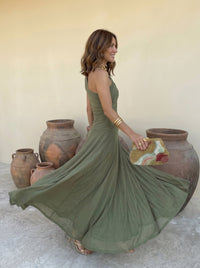 Robe longue une épaule en tissu vert olive, jupe ample et effet fluide