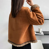 Veste en peau lainée brune vue dos, bordure intérieure et poignets en fausse fourrure