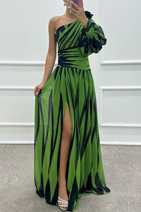 Robe longue plissée rayée vert et noir, buste asymétrique avec volant à l’épaule